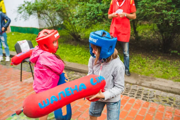 Lviv, Oekraïne - juli 17,2018: gezinnen met kinderen door het park lopen. professionele kids dag — Stockfoto