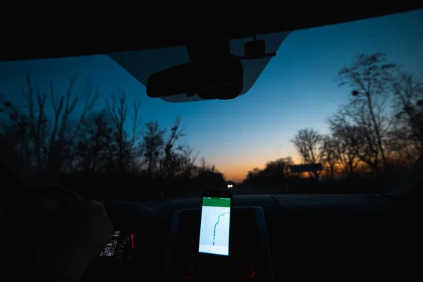 Pohled z vnitřní navigace auta na telefonu. Východ slunce — Stock fotografie