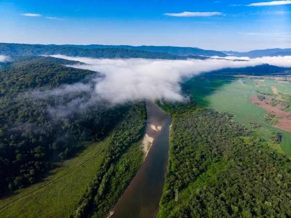 Luftaufnahme Landschaft der Berge mit Fluss und Wolken — Stockfoto