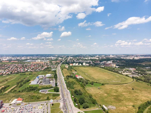 Lviv, Ukrayna-10 Temmuz 2018: otoyol havadan görünümü. Yaz saati — Stok fotoğraf