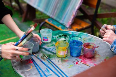 Bahçe açık havada çocuklar boya ile çizmek