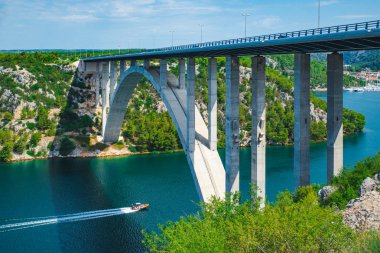 mavi su ile Karayolu Köprüsü Cross River. Yaz saati