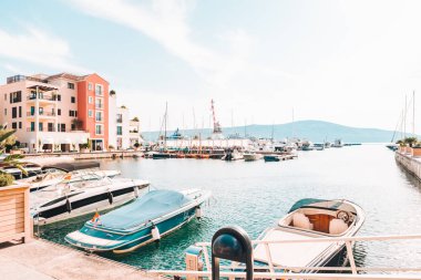 Şehir Yatlar yerleştirin. Yaz saati. Denizde tatil