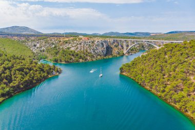 mavi su ile Karayolu Köprüsü Cross River. Yaz saati