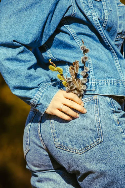 Woman ass in jeans blooming flowers in pocket — 스톡 사진