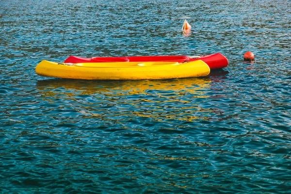 Two kayaks red and yellow in water — Stock Photo, Image