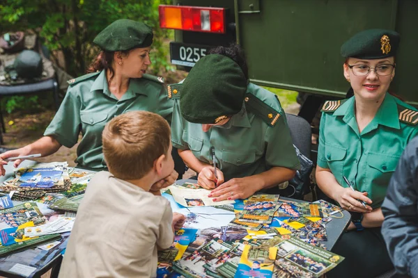 Lviv, Oekraïne - juli 17,2018: gezinnen met kinderen door het park lopen. professionele kids dag — Stockfoto