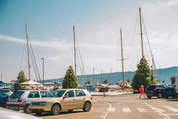 Χώρος στάθμευσης για αυτοκίνητα και σκάφη στο Μαυροβούνιο — Φωτογραφία Αρχείου