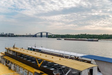 arka planda nehir Dock Köprüsü Turizm tekneleri