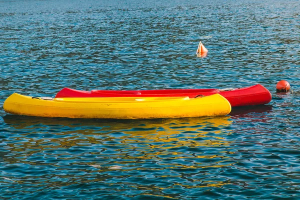 Dos kayaks rojos y amarillos en el agua — Foto de Stock