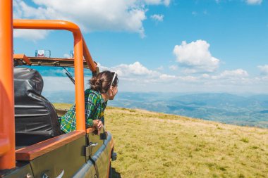 off road cur dağ başında bir kadın. güzel manzara arka plan üzerinde. kopya alanı