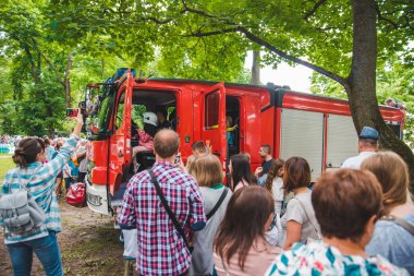 Lviv, Ukrayna - Temmuz 17,2018: park ile yürüyüş çocukları olan aileler. profesyonel çocuklar gün