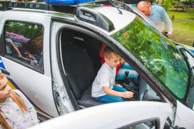 Lviv, Ukrayna - Temmuz 17,2018: park ile yürüyüş çocukları olan aileler. profesyonel çocuklar gün