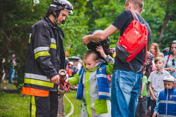 Lviv, Ukrayna - Temmuz 17,2018: park ile yürüyüş çocukları olan aileler. profesyonel çocuklar gün