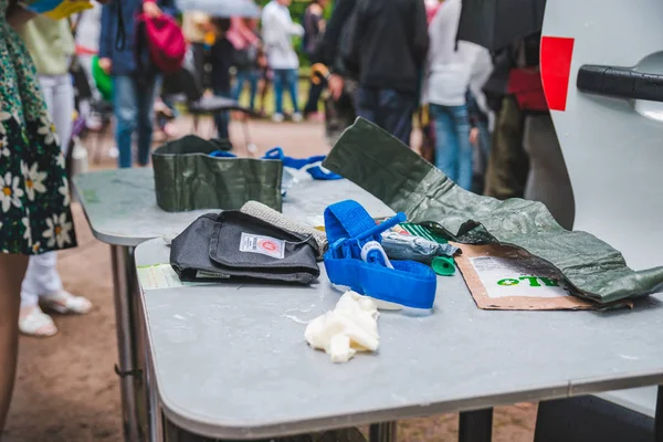 LVIV, UKRAINE - 17 juillet 2018 : familles avec enfants marchant au parc. Journée des enfants professionnels — Photo