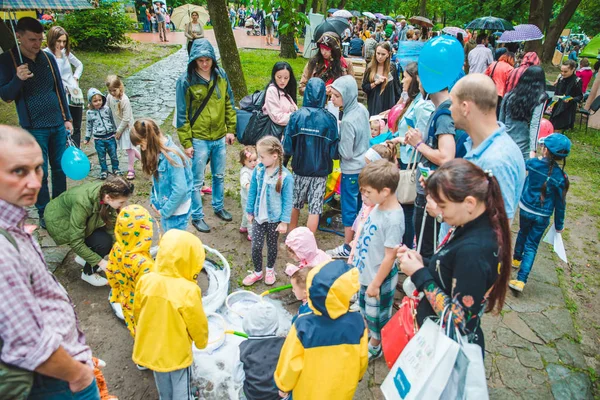 Lviv, Oekraïne - juli 17,2018: gezinnen met kinderen door het park lopen. professionele kids dag — Stockfoto