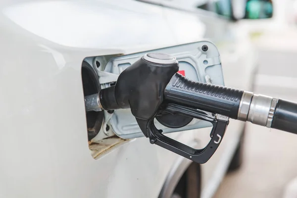 Påfyllning av bil tank på bensinstation. — Stockfoto