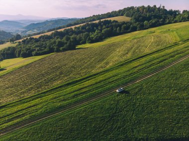 Beyaz suv arabaya yol iz günbatımı, dağlar