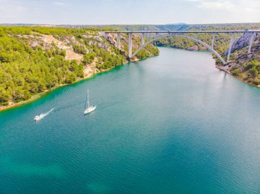 mavi su ile Karayolu Köprüsü Cross River. Yaz saati