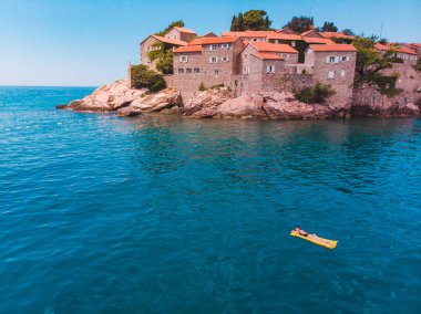 genç güzel kadın mavi denizde yüzme. Sveti stefan plaj