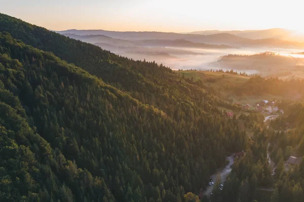 Luftaufnahme des Sonnenuntergangs über Bergen mit Wald und Fluss — Stockfoto