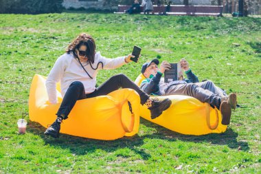 sarı şişme yatak üzerinde şehir parkında döşeme çift