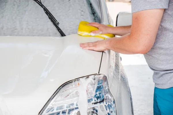 洗車コンセプト。石鹸の中の車両 — ストック写真