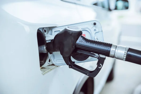 Young pretty woman at gas station filling up car tank — Stock Photo, Image