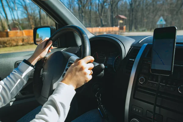 Mulher mãos no volante. conceito de viagem de carro — Fotografia de Stock