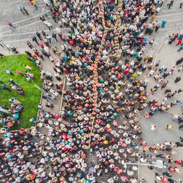Lviv, Ukrayna - 7 Ekim 2018: havadan görünümü dini geçit şehir sokakları
