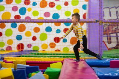 küçük çocuk anaokulu odasında oynuyor