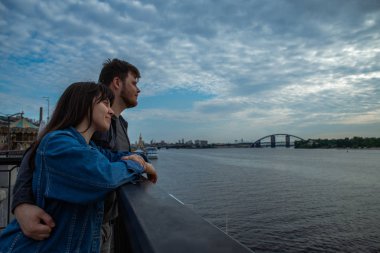 Genç çift ayakta plajda güneş doğarken arıyorum güzel