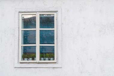 Gri duvardaki beyaz pencere