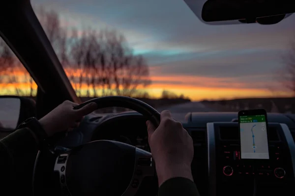 Koncepce cestování autem. Pronájem. východ slunce na silnici — Stock fotografie