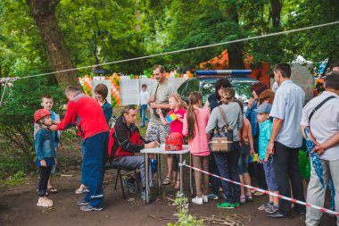 Lviv, Ukrayna - Temmuz 17,2018: park ile yürüyüş çocukları olan aileler. profesyonel çocuklar gün