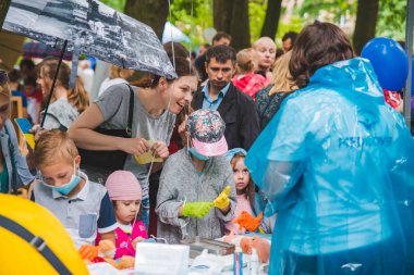 Lviv, Ukrayna - Temmuz 17,2018: park ile yürüyüş çocukları olan aileler. profesyonel çocuklar gün