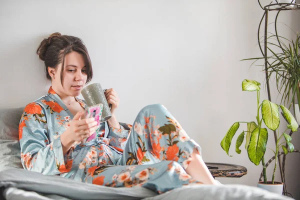 Woman morning. in bed with phone. — Stock Photo, Image