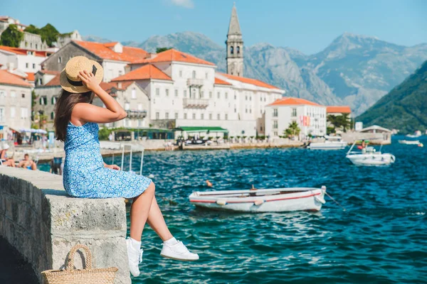 Mulher andando pela cidade de Perast. férias de verão. baía do mar — Fotografia de Stock