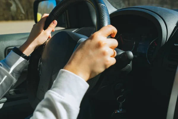 Mulher mãos no volante. conceito de viagem de carro — Fotografia de Stock