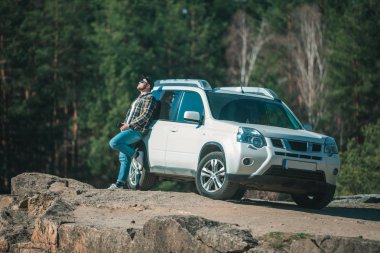 Beyaz suv araba yakınında duran adam. anın tadını çıkarın