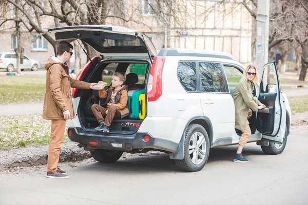 자동차 여행을위한 젊은 가족 포장. 가방을 트렁크에 넣기 — 스톡 사진