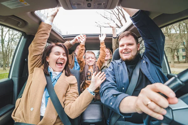 Autoreisekonzept. Menschen im Auto erheben die Hände — Stockfoto