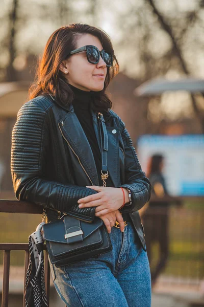 Jong mooi mode vrouw poseren in jeans en lederen jas — Stockfoto