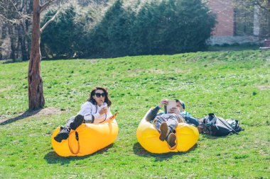 sarı şişme yatak üzerinde şehir parkında döşeme çift