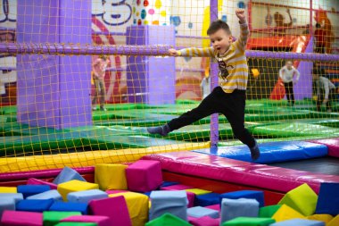 küçük çocuk anaokulu odasında oynuyor