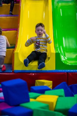 küçük çocuk anaokulu parkta sürgülü