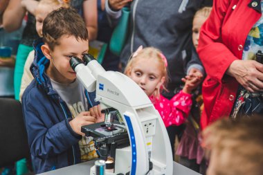 Lviv, Ukrayna - Temmuz 17,2018: park ile yürüyüş çocukları olan aileler. profesyonel çocuklar gün