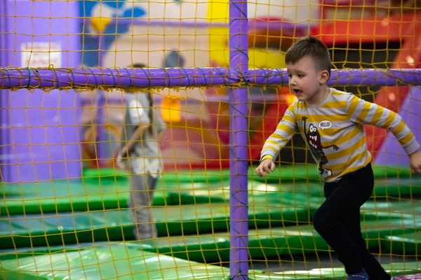 Niño pequeño jugando en la sala de jardín de infantes — Foto de Stock