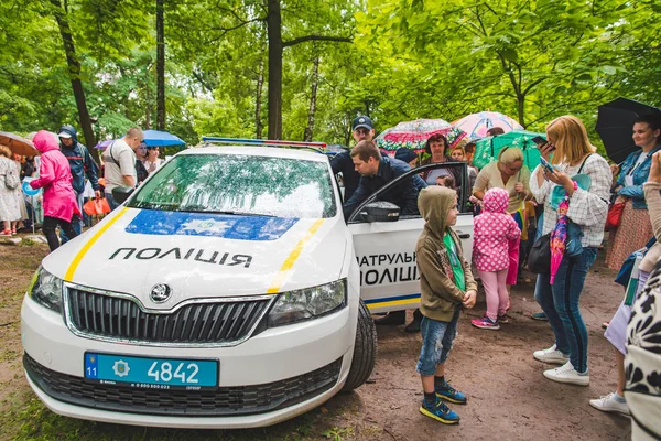 Lviv, Oekraïne - juli 17,2018: gezinnen met kinderen door het park lopen. professionele kids dag — Stockfoto