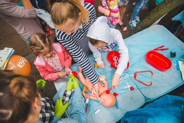 LVIV, UCRANIA - 17 de julio de 2018: familias con niños caminando por el parque. día profesional de los niños — Foto de Stock